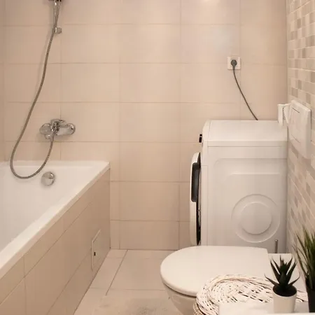 Cozy Special Queen Mary With Parking Apartment *